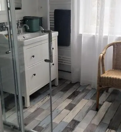 Independant Attenant A Maison Dans Grand Jardin