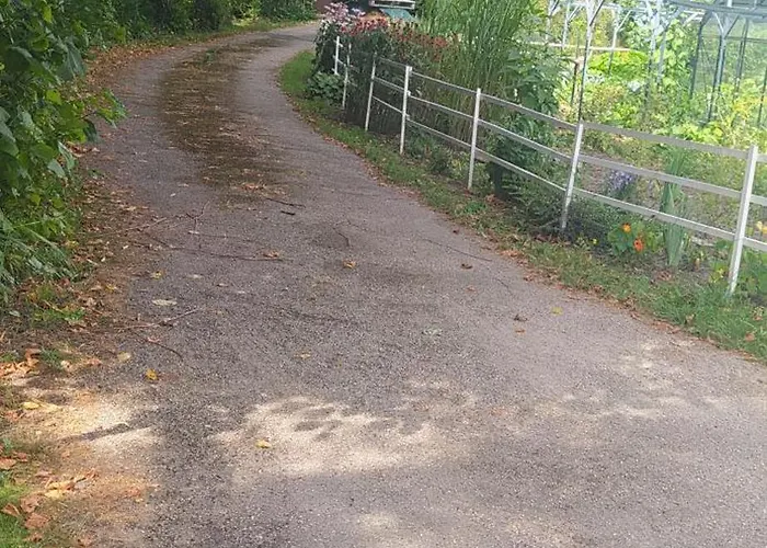 Independant Attenant A Maison Dans Grand Jardin